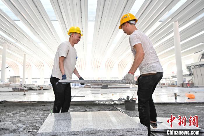 广州白云站室内外装饰装修有序施工 “木棉花开”造型显现浩瀚体育(图2)